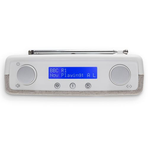 Ein weißes Radio mit silberner Antenne und blauem Display, das BBC R1 anzeigt.