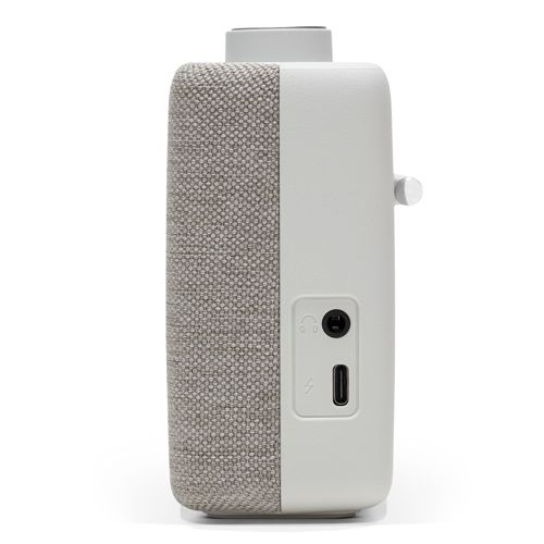 Ein weißer Lautsprecher mit Stoffbespannung und Anschlüssen für Kopfhörer und USB.
