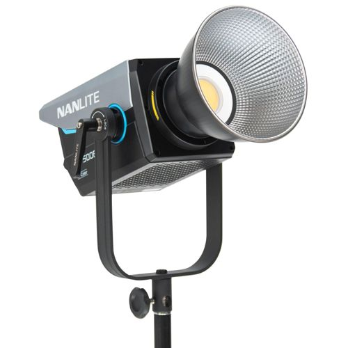 Ein schwarzer und silberner Nanlite 500F LED-Scheinwerfer, montiert auf einem Stativ, mit Reflektor.