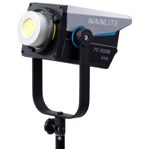 Ein Nanlite FC-500B Bi-Color LED-Licht mit silbernem und schwarzem Gehäuse auf einem Ständer.