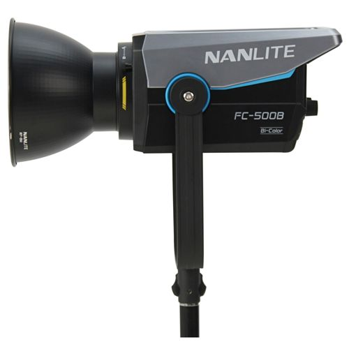 Ein schwarzer und grauer Nanlite FC-500B Bi-Color Scheinwerfer mit Reflektor.