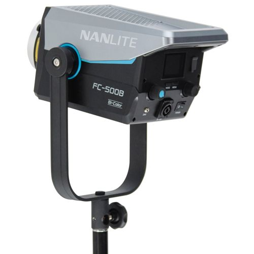Grauer und schwarzer Nanlite FC-500B Bi-Color LED-Scheinwerfer auf einem Stativ.