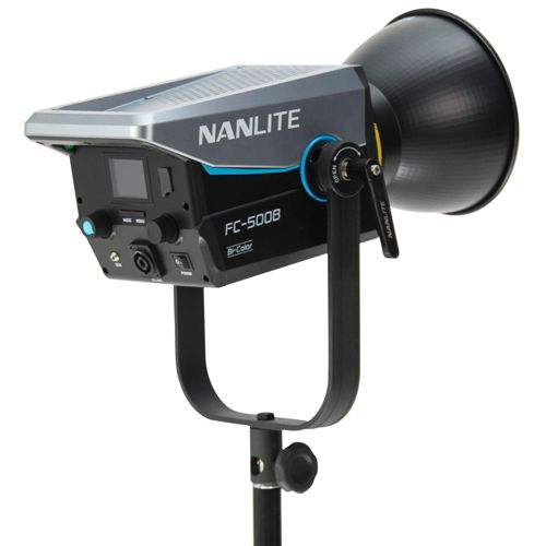 Grauer Nanlite FC-500B Bi-Color LED-Scheinwerfer mit schwarzem Reflektor auf einem Stativ.