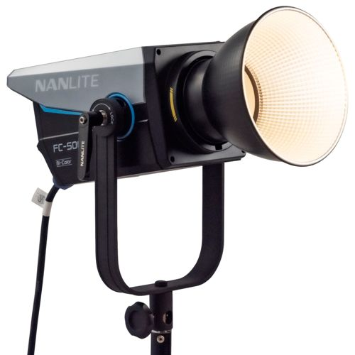 Ein silberner und schwarzer Nanlite FC-500 Bi-Color LED-Scheinwerfer auf einem Stativ.