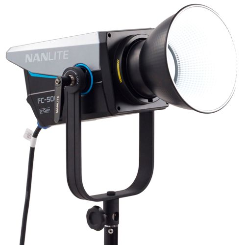 Ein professionelles Nanlite FC-500 Bi-Color LED-Licht mit schwarzem Bügel und Kabel.
