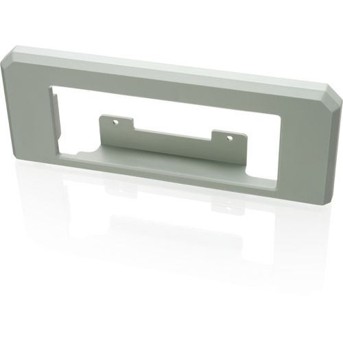Una cornice in metallo grigio con apertura rettangolare e staffa.