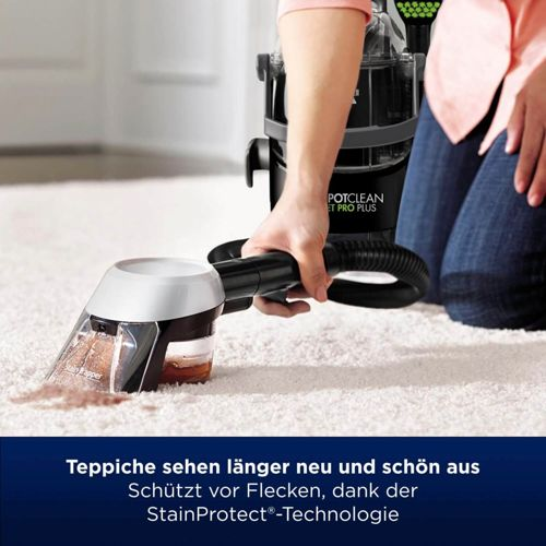 Persona pulisce macchia tappeto con dispositivo. "Potclean Et Pro Plus".