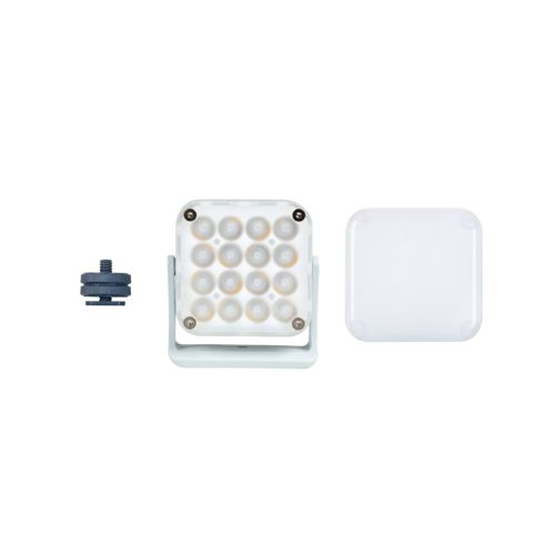 Une lumière LED blanche compacte avec 16 lentilles, un adaptateur de montage et un couvercle diffuseur.