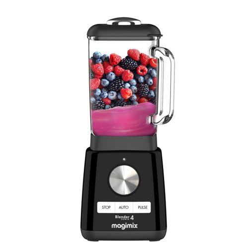 Una batidora negra con bayas y líquido rosa en su recipiente de cristal.