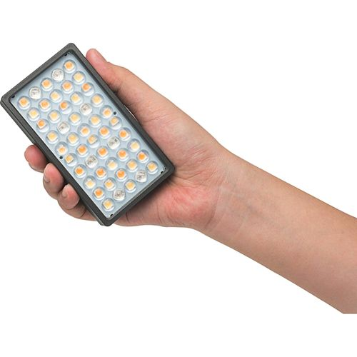 Eine Hand hält eine rechteckige LED-Leuchte mit vielen kleinen Lichtern.
