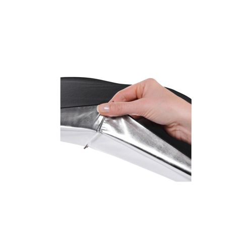Eine Hand greift nach einem silbernen Stoff mit schwarzem Hintergrund.