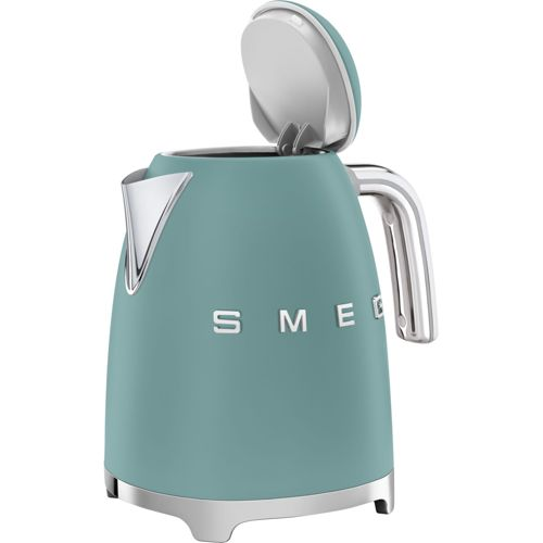 Eine türkisfarbene Smeg-Teekanne mit offenem Deckel und Chromdetails.