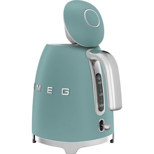 Ein teal Smeg Wasserkocher mit silbernem Griff und Deckel. Der Deckel ist offen.