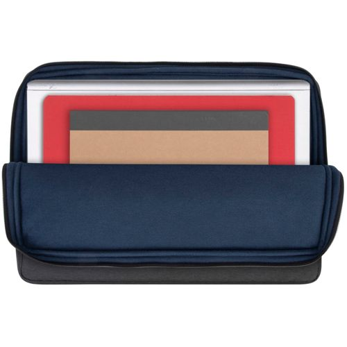 Borsa blu navy con documenti bianchi, rossi, grigi e marroni all'interno.