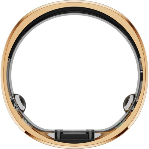 Un anello dorato con dettagli neri e componenti elettronici visibili all'interno.