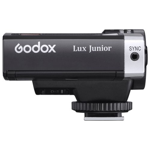 Schwarzer Godox Lux Junior Blitz mit silberner Blende und Sync-Anschluss.