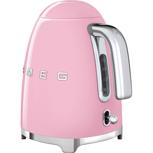 Een pastelroze SMEG waterkoker met zilveren accenten en waterniveau-indicator.