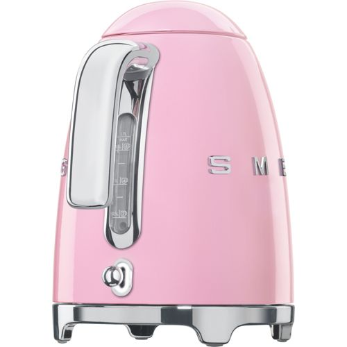 Een roze Smeg waterkoker met chroomaccenten en een waterniveau-indicator.