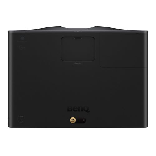 Schwarzer BenQ Projektor mit „4K HDR“-Logo und Lüftungsschlitzen.