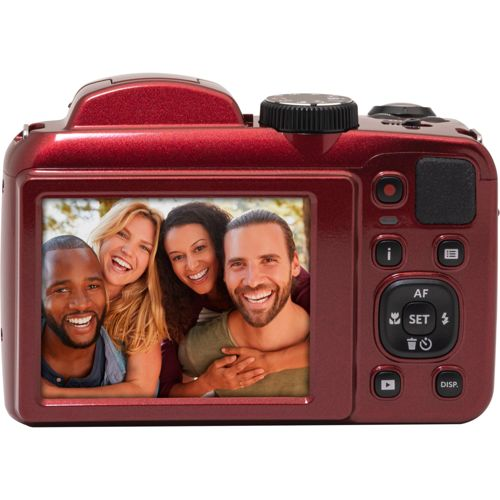 Cámara digital roja muestra foto de cuatro amigos sonriendo en pantalla.