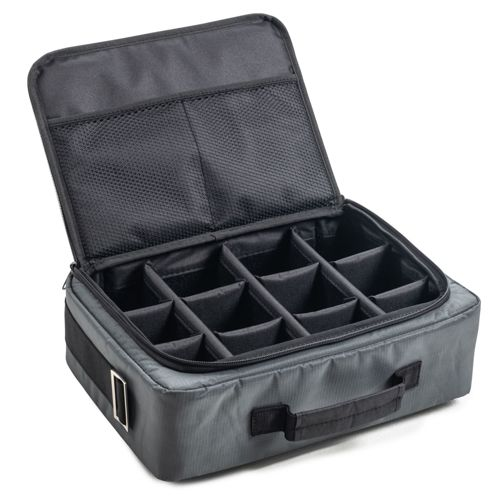 Offene graue Tasche mit Fächern und einer Netztasche im Deckel.