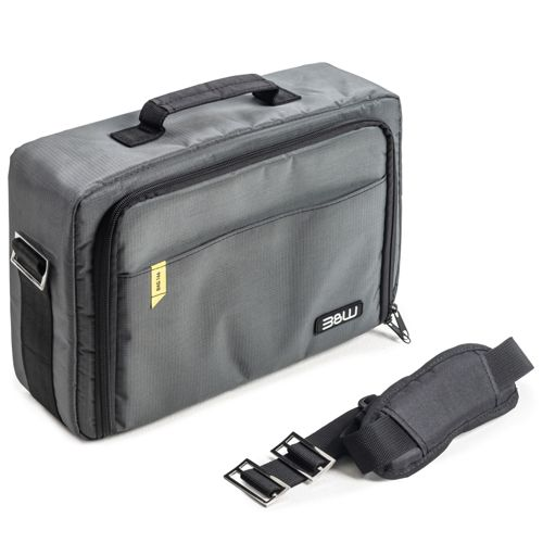 Eine graue Stofftasche mit Griff und abnehmbarem Riemen. Mit gelbem Etikett und schwarzem Logo.