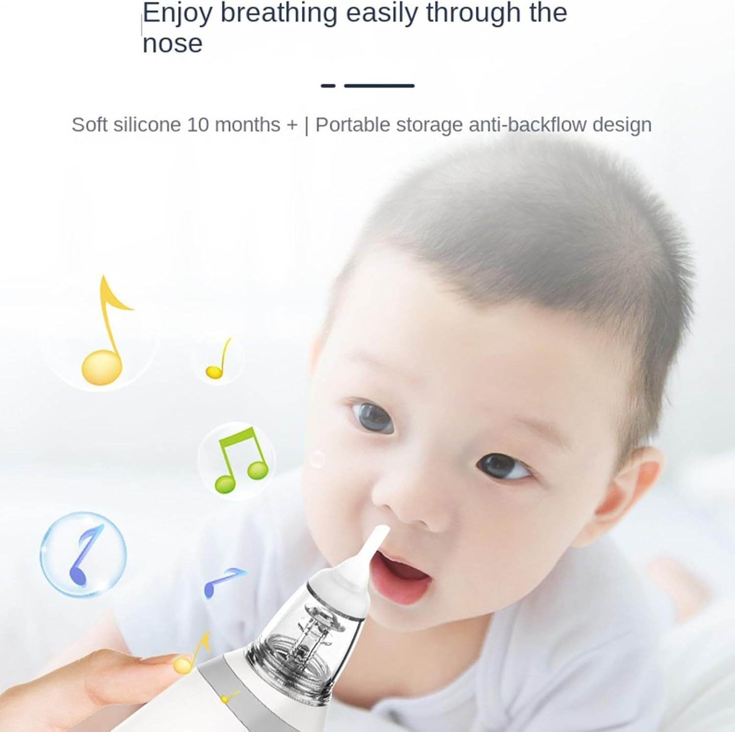 Ein Baby mit einem Nasensauger, der sanft in seine Nase eingeführt wird. Musiknoten schweben umher.