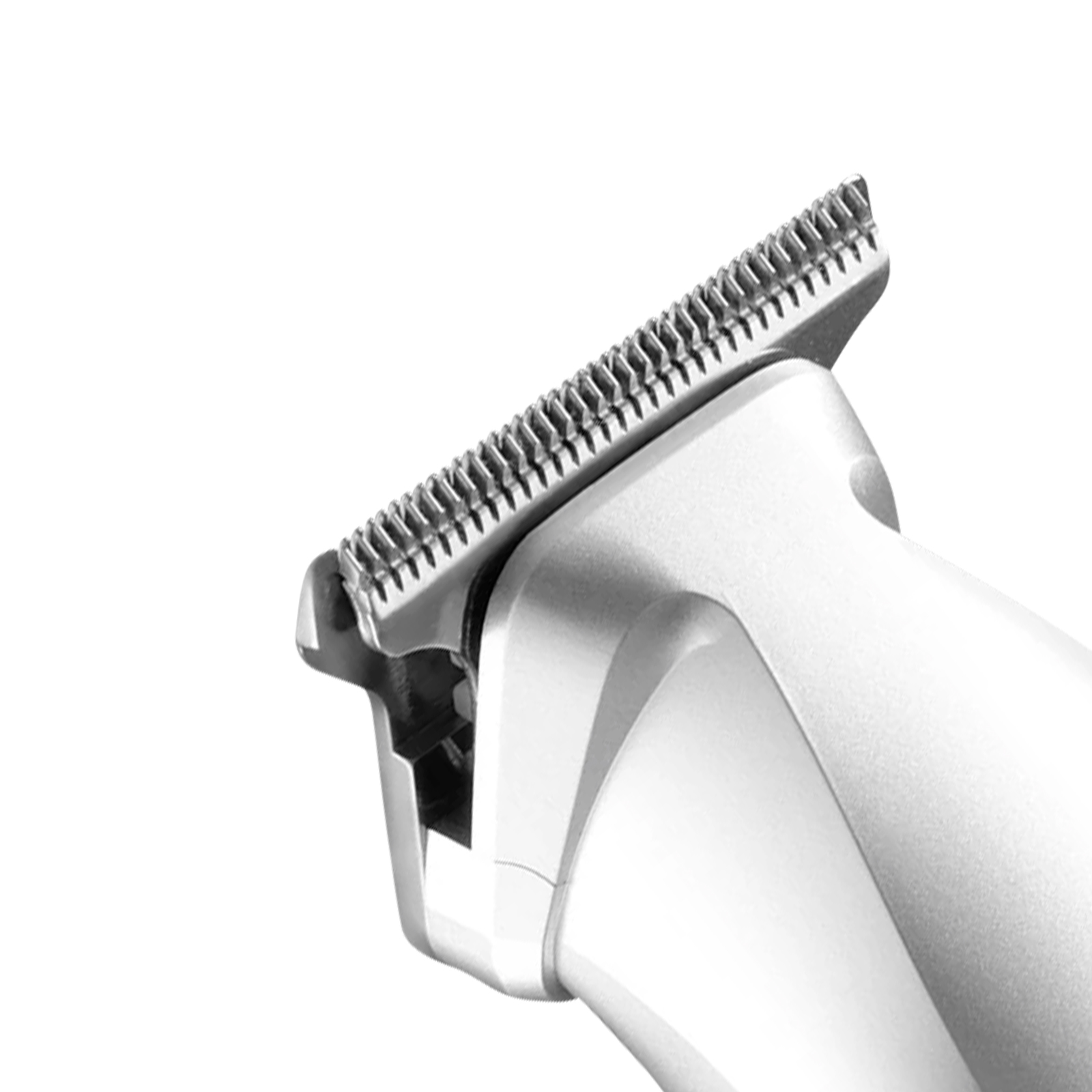 Detailaufnahme eines silbernen Trimmers mit scharfen Metallklingen auf weißem Hintergrund.