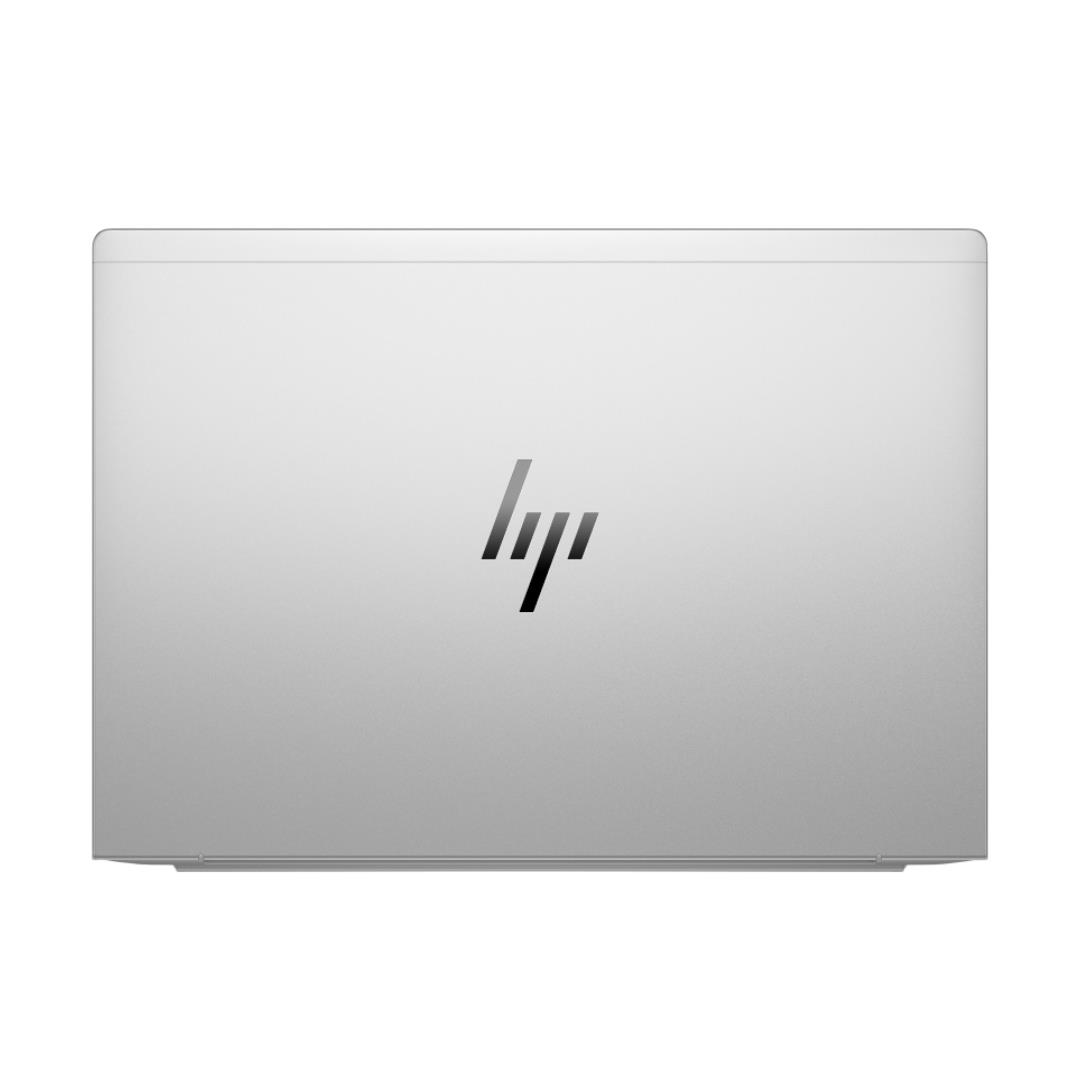 Kapalı gümüş rengi dizüstü bilgisayar, üzerinde HP logosu.