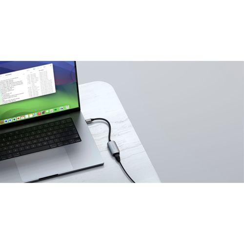 Un laptop con un adattatore USB-C collegato a una porta.