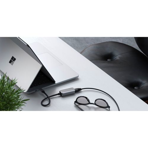 Un laptop aperto, con un cavo adattatore che porta a occhiali sul tavolo.
