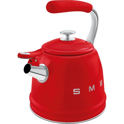 Un bollitore Smeg rosso con accenti cromati e manico rosso.