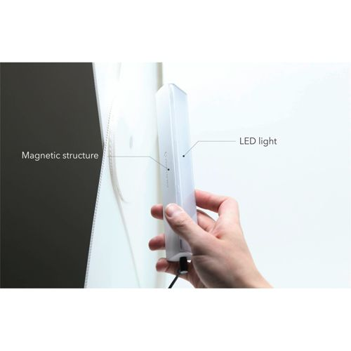 Hand hält eine weiße LED-Leuchte neben einer magnetischen Struktur.