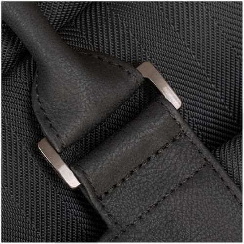 Primo piano di una borsa nera con accenti in pelle e hardware in metallo.