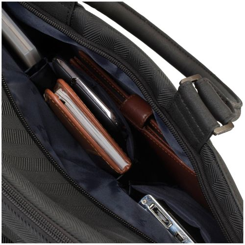 Borsa nera aperta con taccuino, telefono e documenti all'interno.