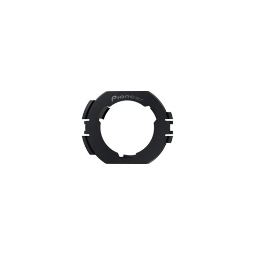 Bague adaptatrice Pioneer noire avec fentes et logo.