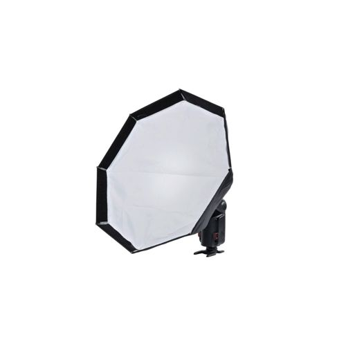 Ein achteckiger Softbox-Diffusor mit schwarzem Rand, montiert auf einem Blitzgerät.