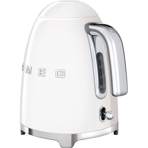 Eine weiße Smeg Wasserkocher mit einem Chromgriff und Wasserstandsanzeige.