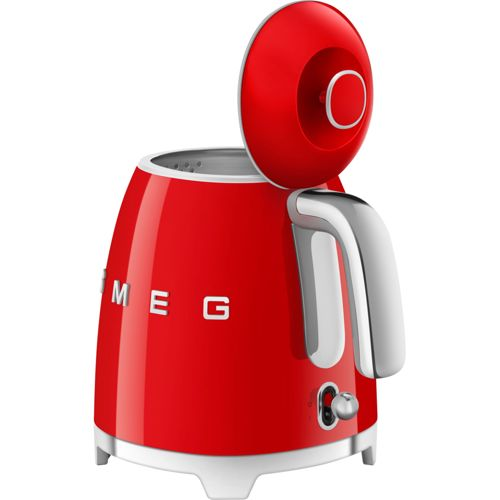 Een rode SMEG waterkoker met een glanzend zilveren handvat en een open deksel.