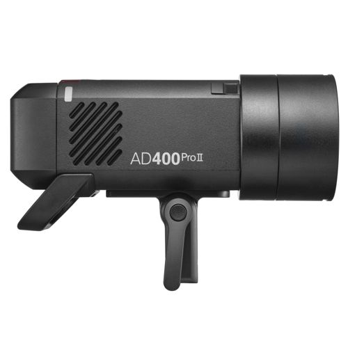 Une unité de flash noire AD400 Pro II avec support est montrée sur fond blanc.
