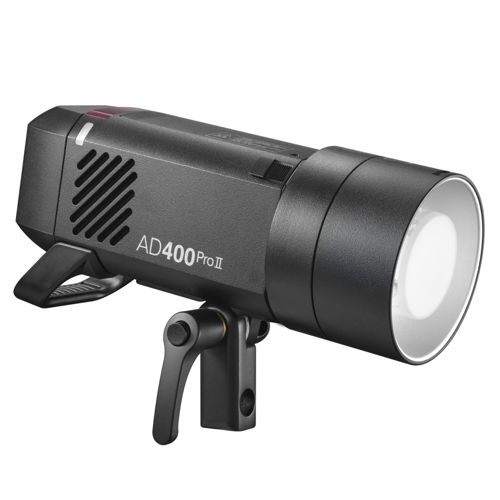 Un flash de studio noir étiqueté AD400ProII monté sur un support.