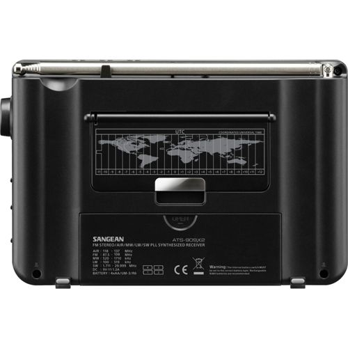 Rückseite eines schwarzen Sangean Radios mit Weltkarte und technischen Details.