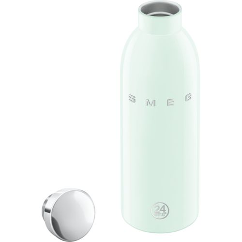 Eine hellgrüne Smeg-Wasserflasche mit silbernem Verschluss neben ihr.