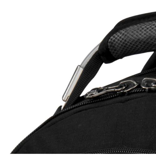 Gros plan d'un sac à dos noir avec fermeture éclair et poignée.