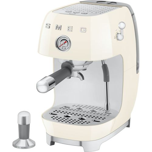 Eine cremefarbene Smeg Espressomaschine mit Siebträger und Tamper.