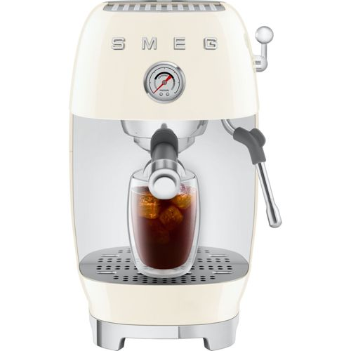 Eine cremefarbene Espressomaschine mit einem Glas Eiskaffee und einer Druckanzeige.