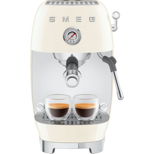 Cremefarbene SMEG Espressomaschine mit zwei Glasbechern Espresso auf Abtropfschale.