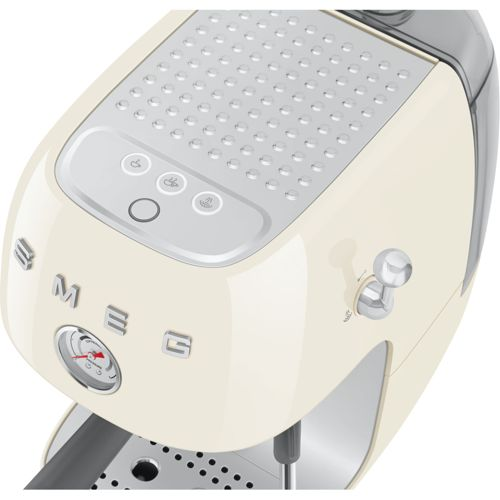 Eine cremefarbene SMEG-Espressomaschine mit silbernen Bedienelementen und einem Manometer.