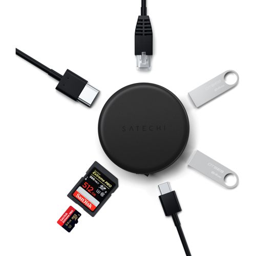 Ein schwarzer Satechi-Hub mit Kabeln, USB-Sticks und SD-Karten