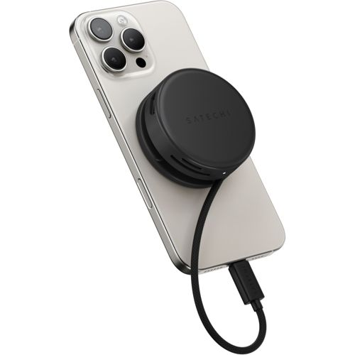 Ein schwarzer Satechi-Akku ist magnetisch an einem iPhone befestigt, mit einem Kabel verbunden.